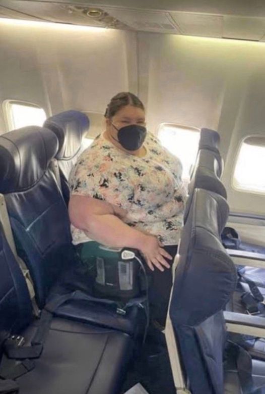 Woman tries to take her seat on a plane – but she refuses, and what happens next has the internet is divided