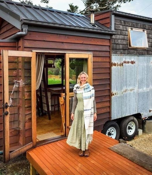 “She Had Only $3,000”: A Woman Built an Incredibly Beautiful Tiny House!