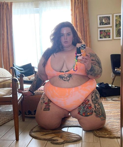 “A Plump Beauty”: The 340 lbs Model Showed Off Her Handsome Husband And Sons!