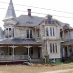 This house was built in 1889 but left in ruins, it was abandoned for many years before he bought it and now no one can believe WHAT HE MADE OF IT. WOW! Here’s what it looks like inside