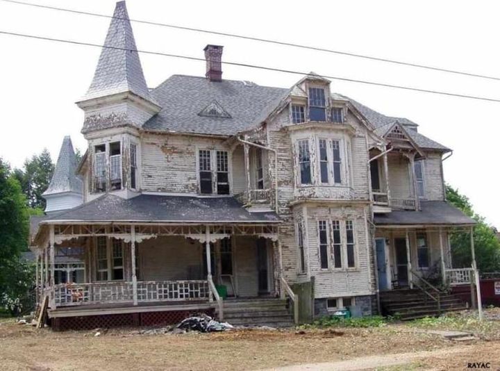 This house was built in 1889 but left in ruins, it was abandoned for many years before he bought it and now no one can believe WHAT HE MADE OF IT. WOW! Here’s what it looks like inside