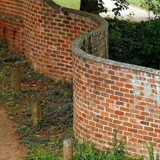 Crin­kle-Cran­kle Walls: 100 Fine Examples In Suffolk