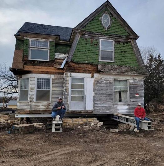 A Couple Got a Free Old House and Fixed It Up: Now, It’s Their Dream Home!