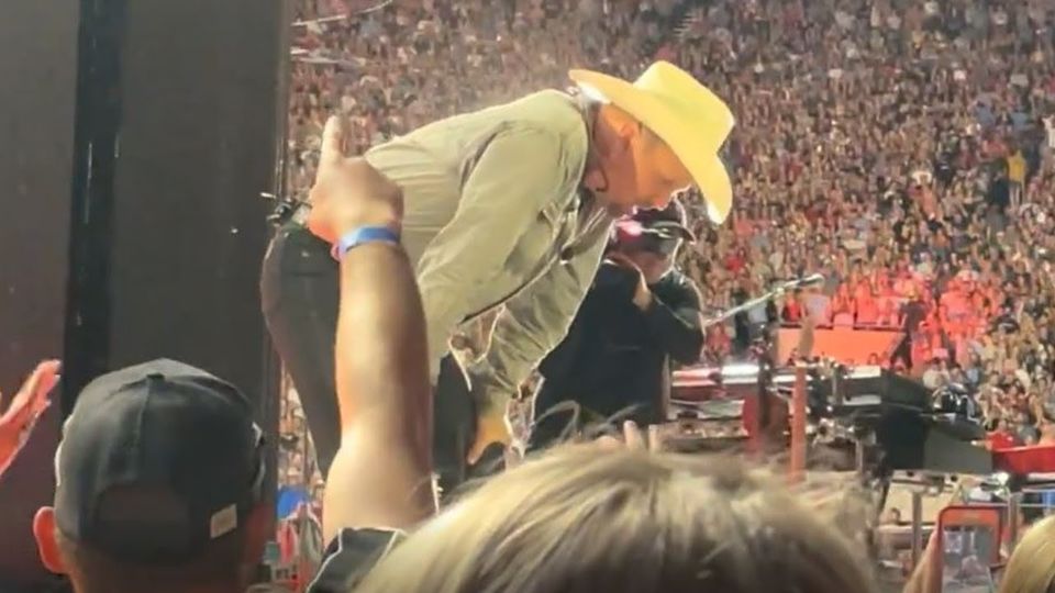 Garth Brooks Breaks Down Onstage in Oklahoma: “They Wouldn’t Cease Booing”