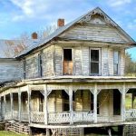 This house was built in 1889 but left in ruins, it was abandoned for many years before he bought it and now no one can believe WHAT HE MADE OF IT. WOW! Here’s what it looks like inside