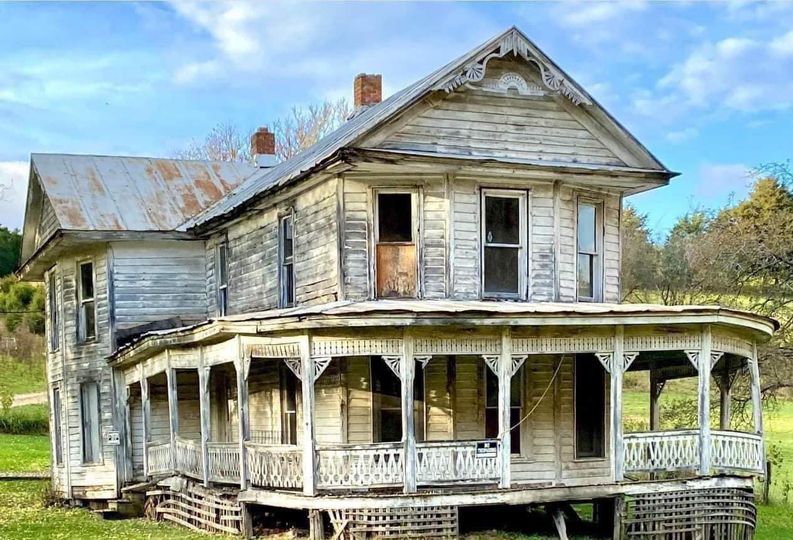 This house was built in 1889 but left in ruins, it was abandoned for many years before he bought it and now no one can believe WHAT HE MADE OF IT. WOW! Here’s what it looks like inside