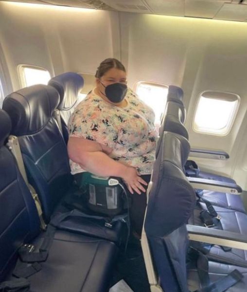 Woman tries to take her seat on a plane – but she refuses, and what happens next has the internet is divided