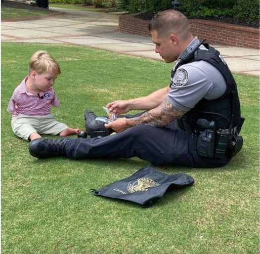 A little boy without arms dreams of becoming a police officer, and one day, a police officer dresses him like his colleague