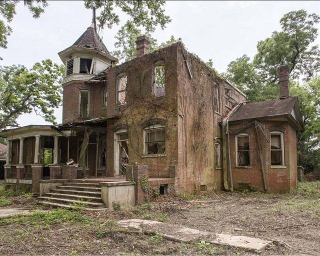 Discovering the Hidden Beauty of an Abandoned House